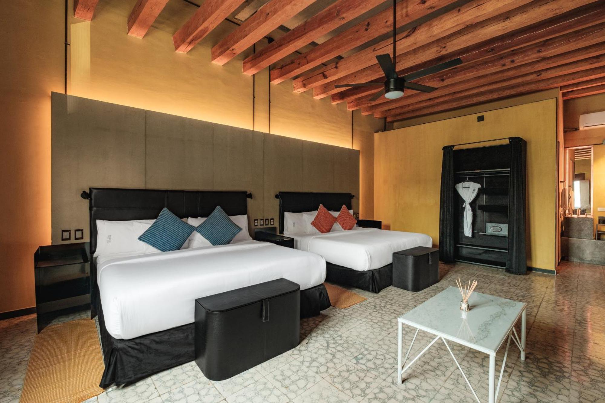 Pug Seal Hotel 5*